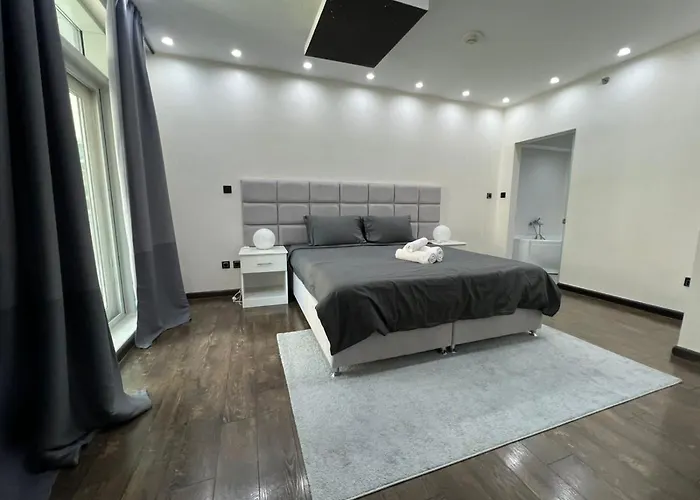 Beautiful And Cozy 2 Bedroom Apartment In The Heart Of Downtown